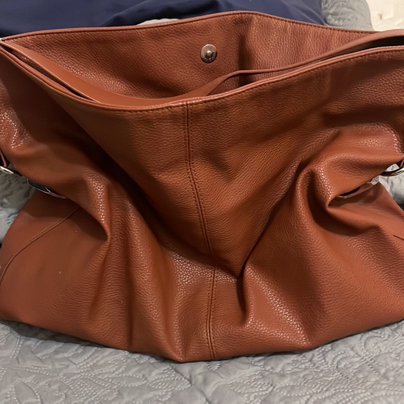 A large slouch bag with 2 inner side pockets and 2 inside pockets. - Picture 3 of 5
